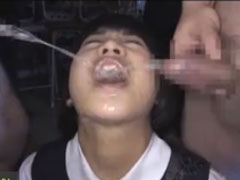 Asiatisches Schulmädchen trinkt Pisse