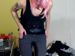 Mädchen pisst sich in die Hose vor der Webcam